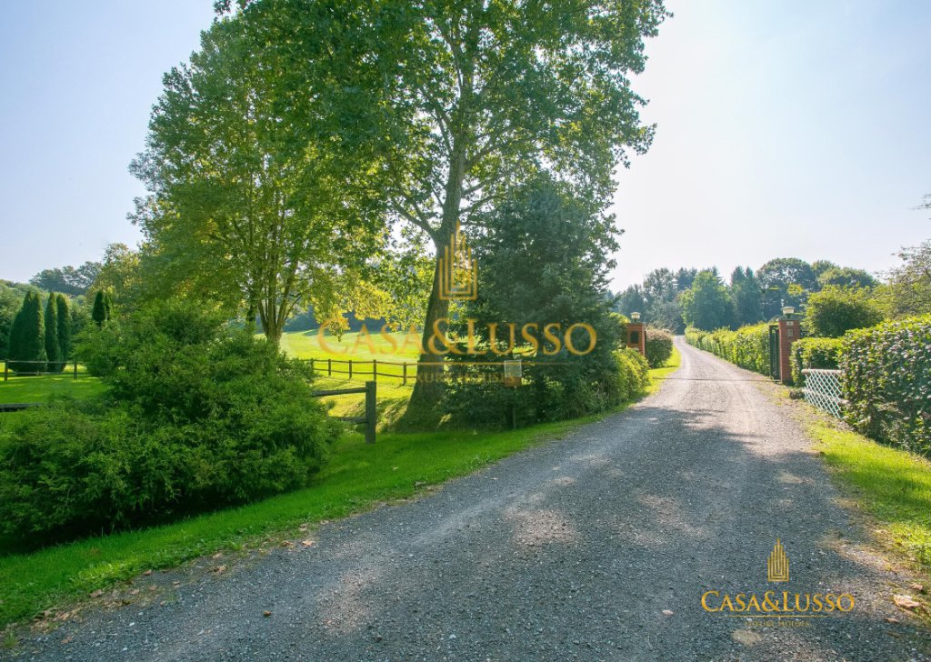 Vendita Ville Gavirate - Tenuta con allevamento  di cavalli purosangue Località lago di Varese