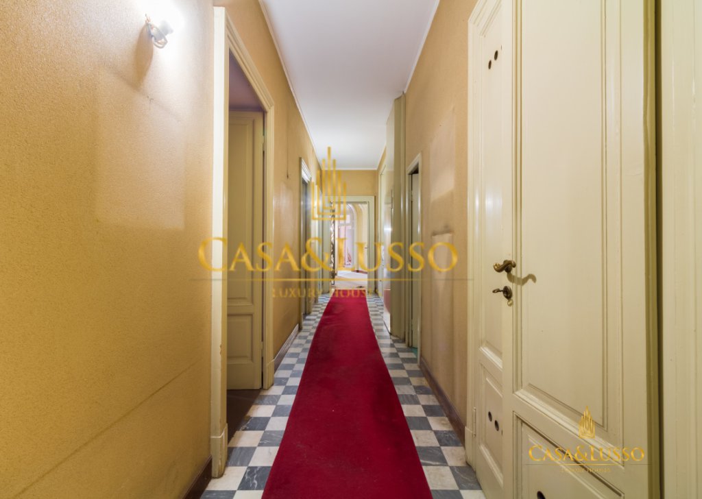 Vendita Appartamenti Milano - Piazza Duse, Maestosa residenza da ristrutturare  Località Venezia - Duse - San Babila