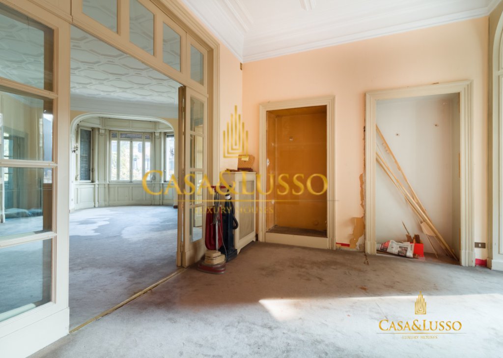 Vendita Appartamenti Milano - Piazza Duse, Maestosa residenza da ristrutturare  Località Venezia - Duse - San Babila