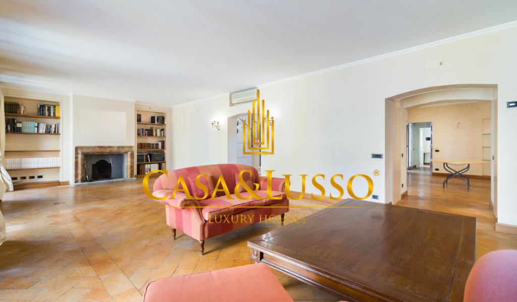 Charming penthouse in the heart of San Babila with 2 garage
