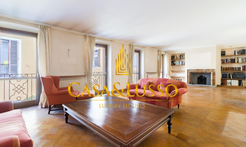 Charming penthouse in the heart of San Babila with 2 garage