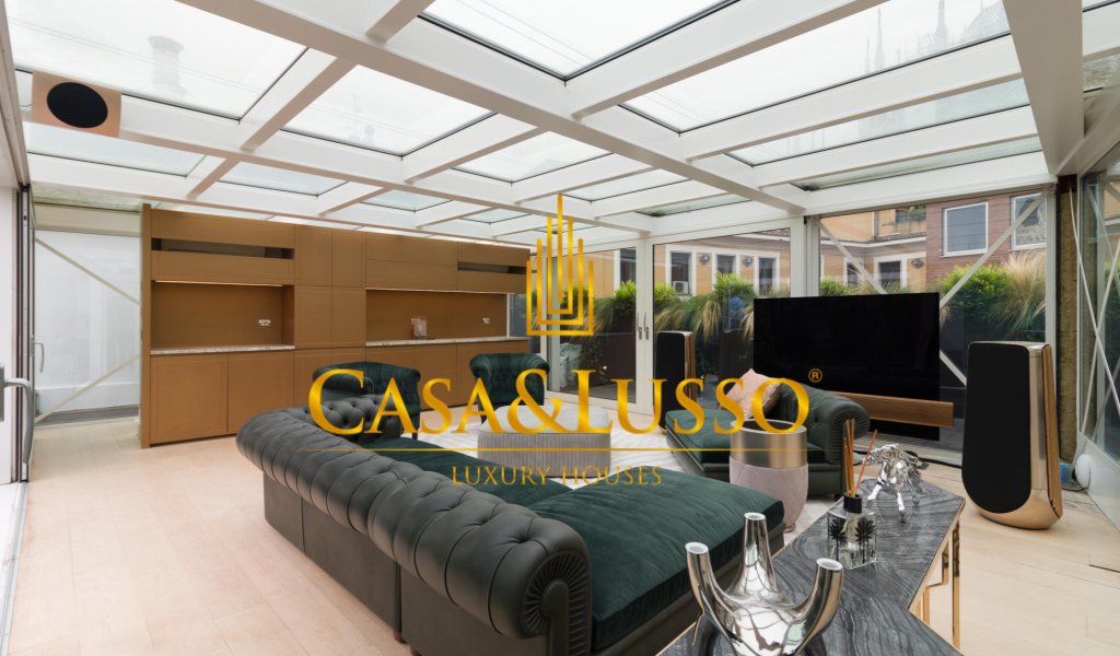 Luxurious penthouse in the Duomo area of Milan