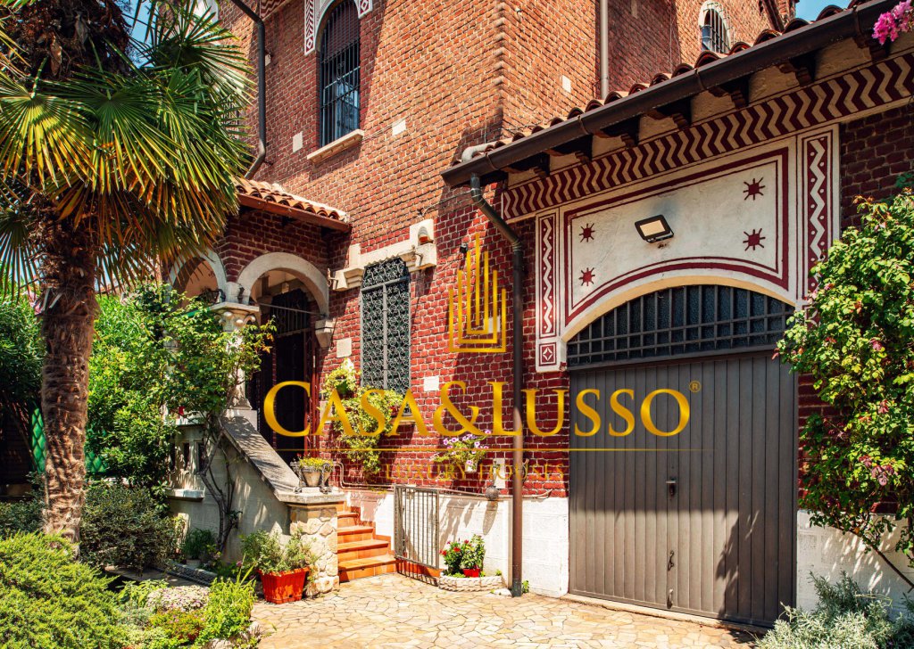 For Sale Villas Milan - Historic villa surrounded by greenery Locality 