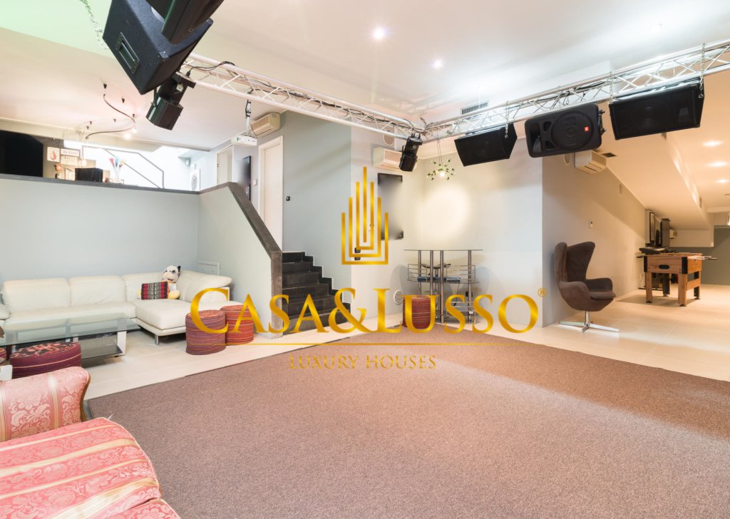 For Sale Villas Milan - Charming renovated villa with indoor pool and garage Locality 